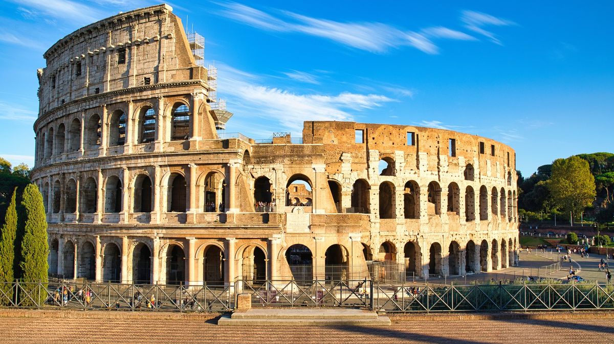 Turista vyryl jména do zdi Kolosea. Může jít až na pět let do vězení